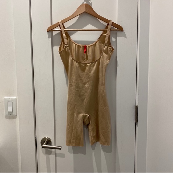 Spanx Simplicity Open-Bust Mid-Thigh Bodysuit - Picture 2 of 3